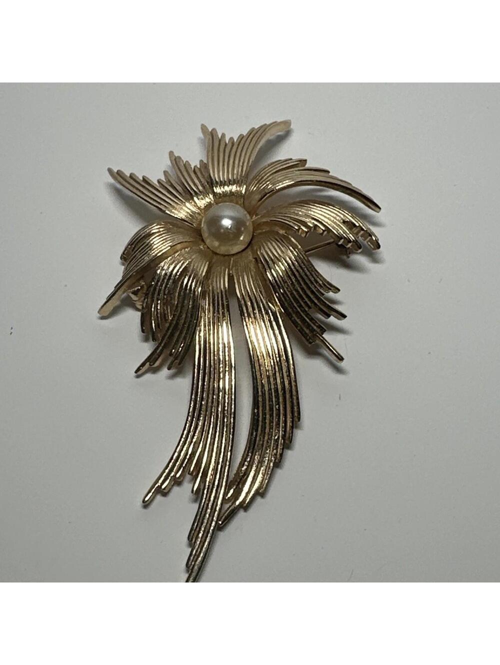 Vintage Crown Trifari Goldtone Spray/Rubbin Brooch Faux Pearl